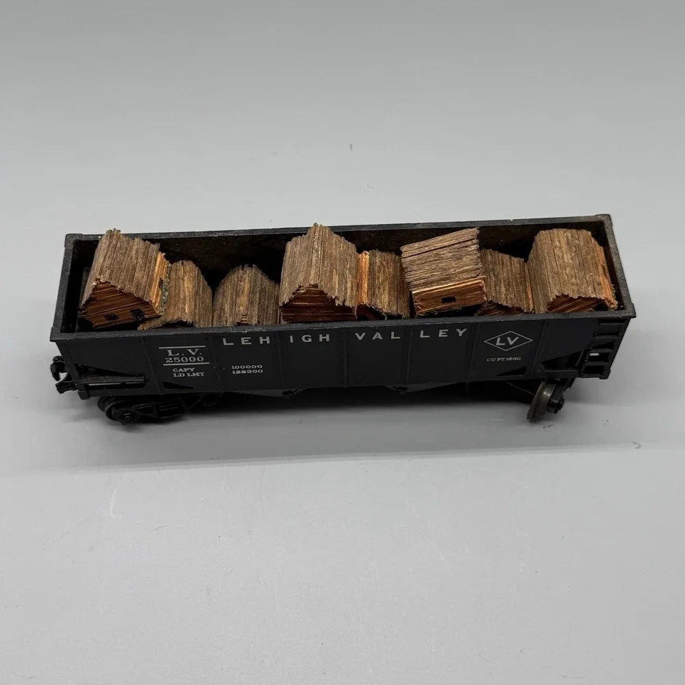 Lionel 25000 Lehigh Valley Hopper Car w/ Miniature Village Load O Gauge Freight